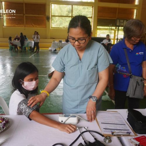 Rowena Mendoza, RN treating patients at Cameleon Iloilo.